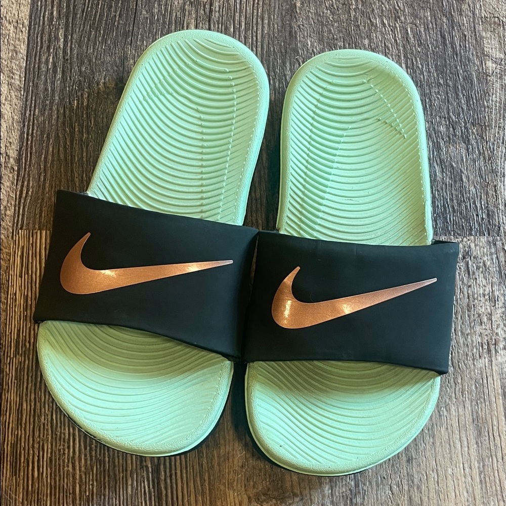 Nike Girls Black and Mint Green Slides - Picture 2 of 5